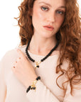 Collana girocollo con pietre in vetro nere e charms pendenti in metallo - Mya Accessories