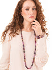 Collana lunga con sfere in acrilico e resina animalier tono viola - Mya Accessories