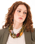 Collana girocollo a tre fili con pietre grandi in acrilico tono verde oliva - Mya Accessories