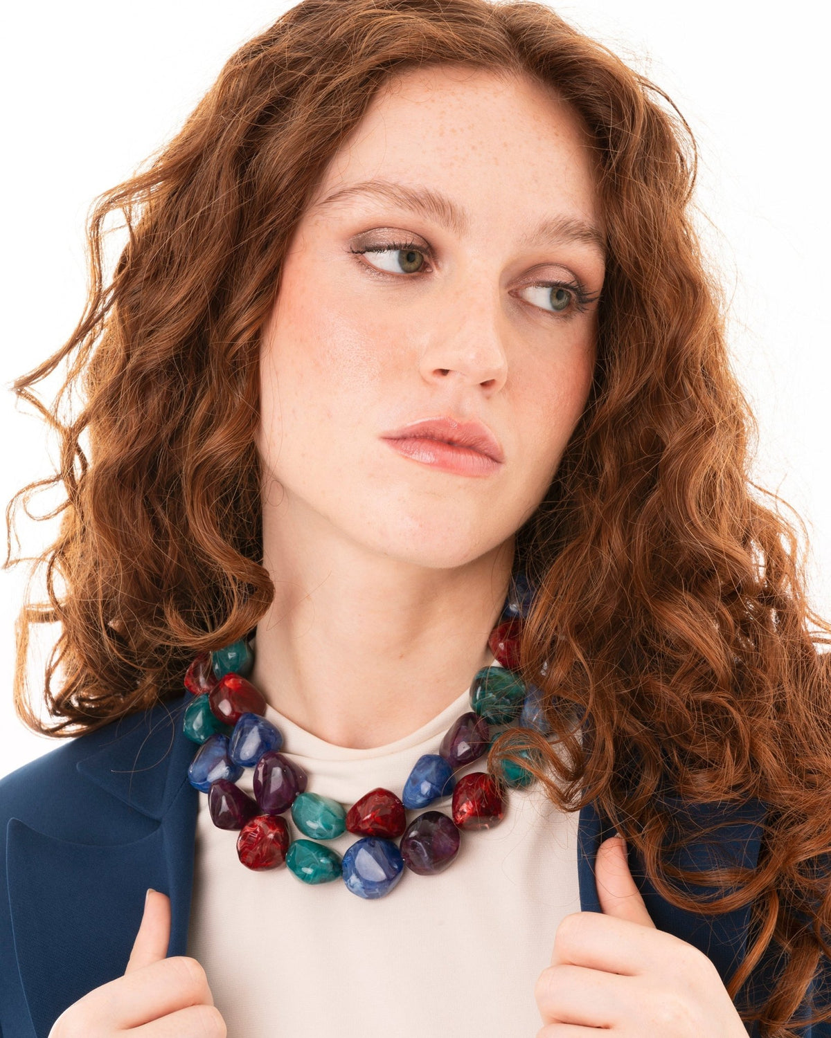 Collana girocollo a due fili con pietre grandi in acrilico tono rosso e blu - Mya Accessories