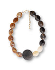 Collana girocollo in acrilico con pietre marrone e topazio - Mya Accessories