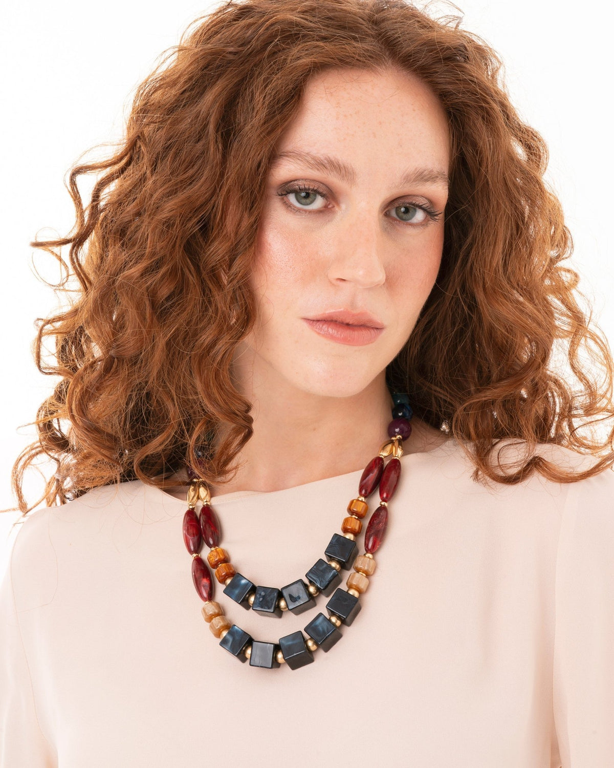 Collana multi fili con pietre in acrilico e resina tono blu - Mya Accessories