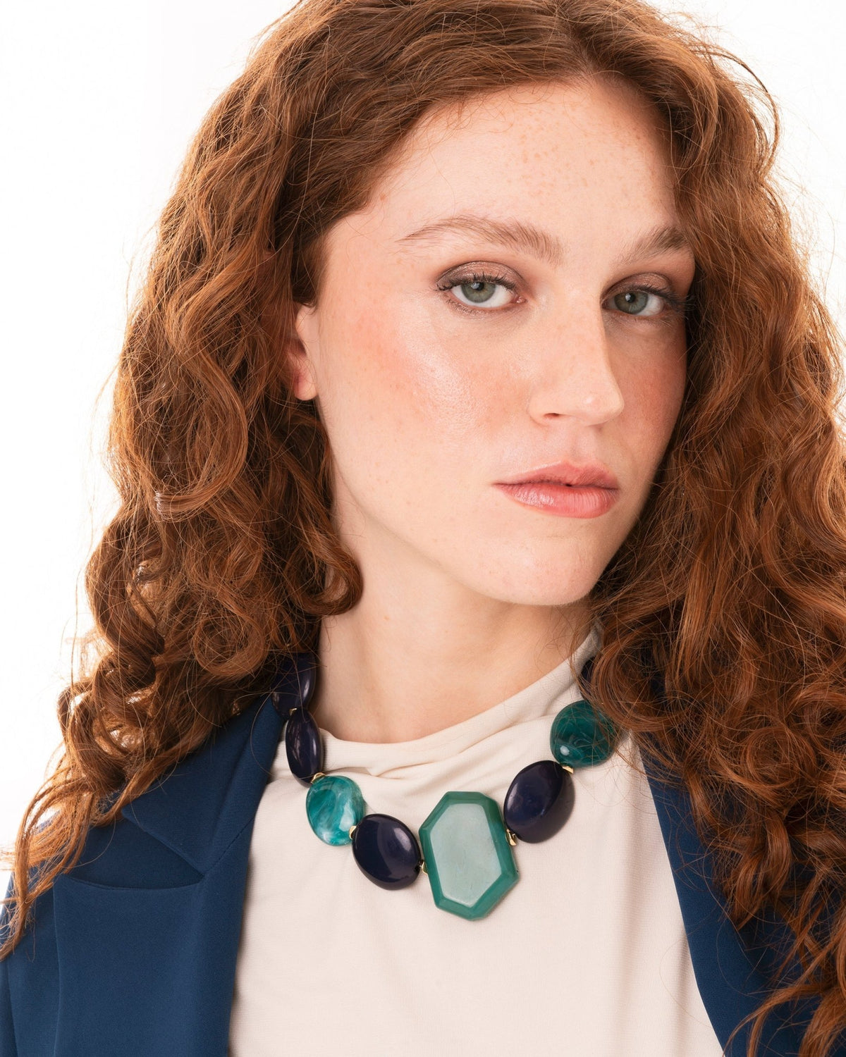 Collana girocollo con pietre schiacciate in acrilico tono blu - Mya Accessories