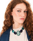 Collana girocollo con pietre schiacciate in acrilico tono blu - Mya Accessories