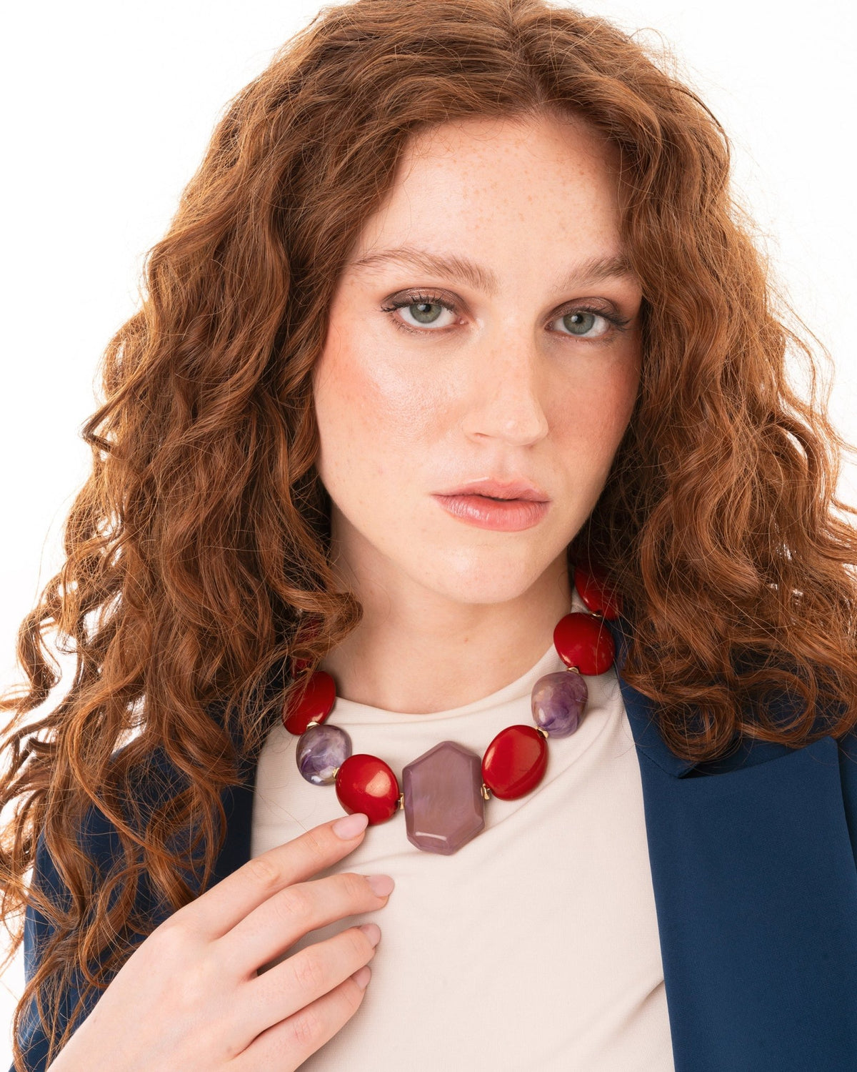 Collana girocollo con pietre grandi in acrilico tono rosso - Mya Accessories
