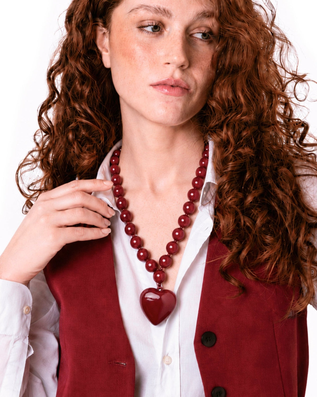 Collana girocollo con sfere in acrilico e pendente a cuore tono rosso - Mya Accessories