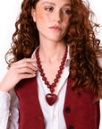 Collana girocollo con sfere in acrilico e pendente a cuore tono rosso - Mya Accessories