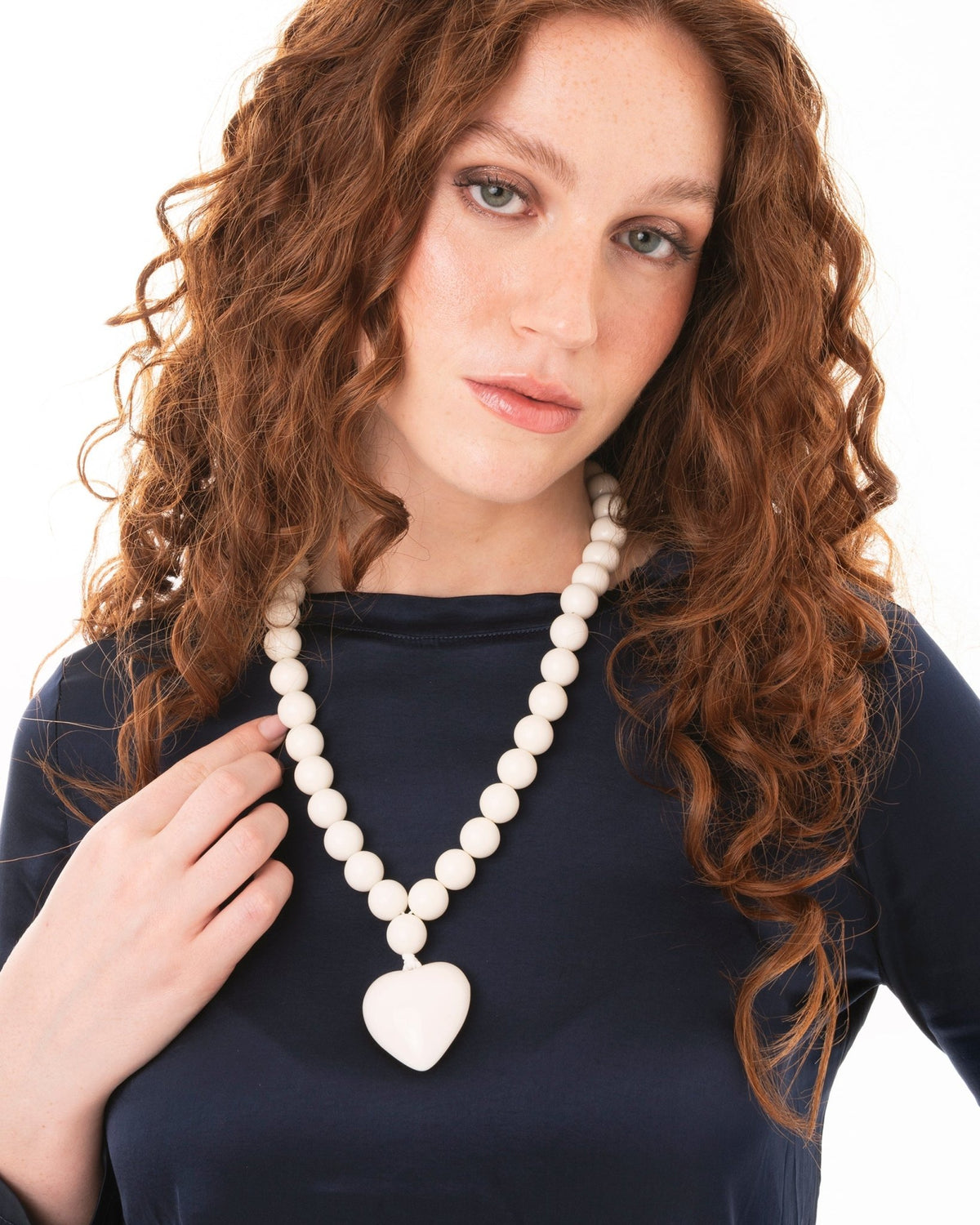 Collana girocollo con sfere in acrilico e pendente a cuore bianco - Mya Accessories