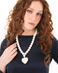 Collana girocollo con sfere in acrilico e pendente a cuore bianco - Mya Accessories