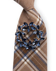Cravatta tartan beige/marrone elastica con spilla in vetro azzurra - Mya Accessories