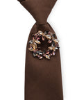 Cravatta marrone elastica con spilla in vetro multicolore - Mya Accessories