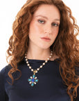 Collana girocollo con sfere in vetro e pendente a croce tono blu - Mya Accessories