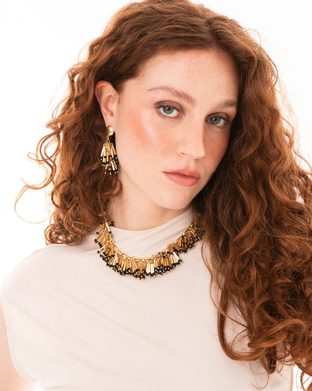 Collana girocollo in metallo con inserti in metallo e pietre in vetro nere - Mya Accessories