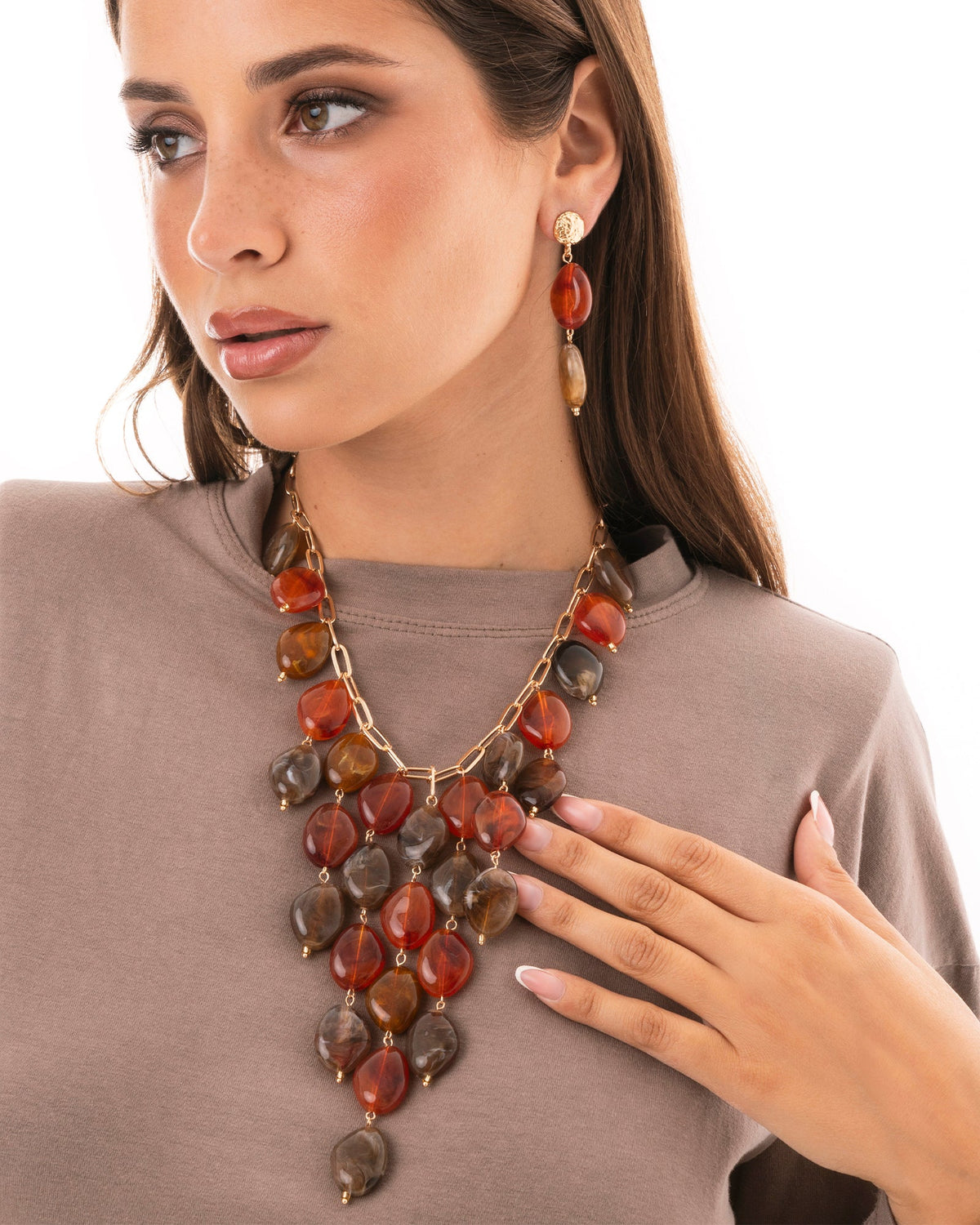 Collana girocollo a catena con cascata di pietre in acrilico tono marrone e rosso - Mya Accessories