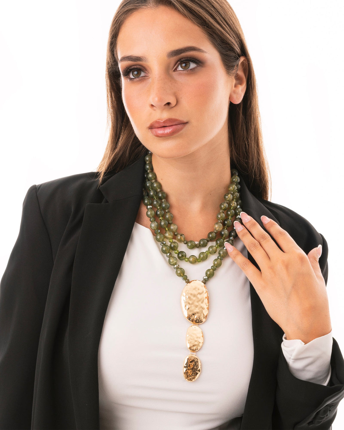 Collana multi fili con pietre in acrilico tono verde e pendente in metallo - Mya Accessories