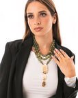 Collana multi fili con pietre in acrilico tono verde e pendente in metallo - Mya Accessories