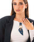 Collana girocollo a catena con cravattino in tessuto tono blu - Mya Accessories