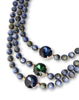 Collana a tre fili con sfere in acrilico e pietre in vetro tono blu e verde - Mya Accessories