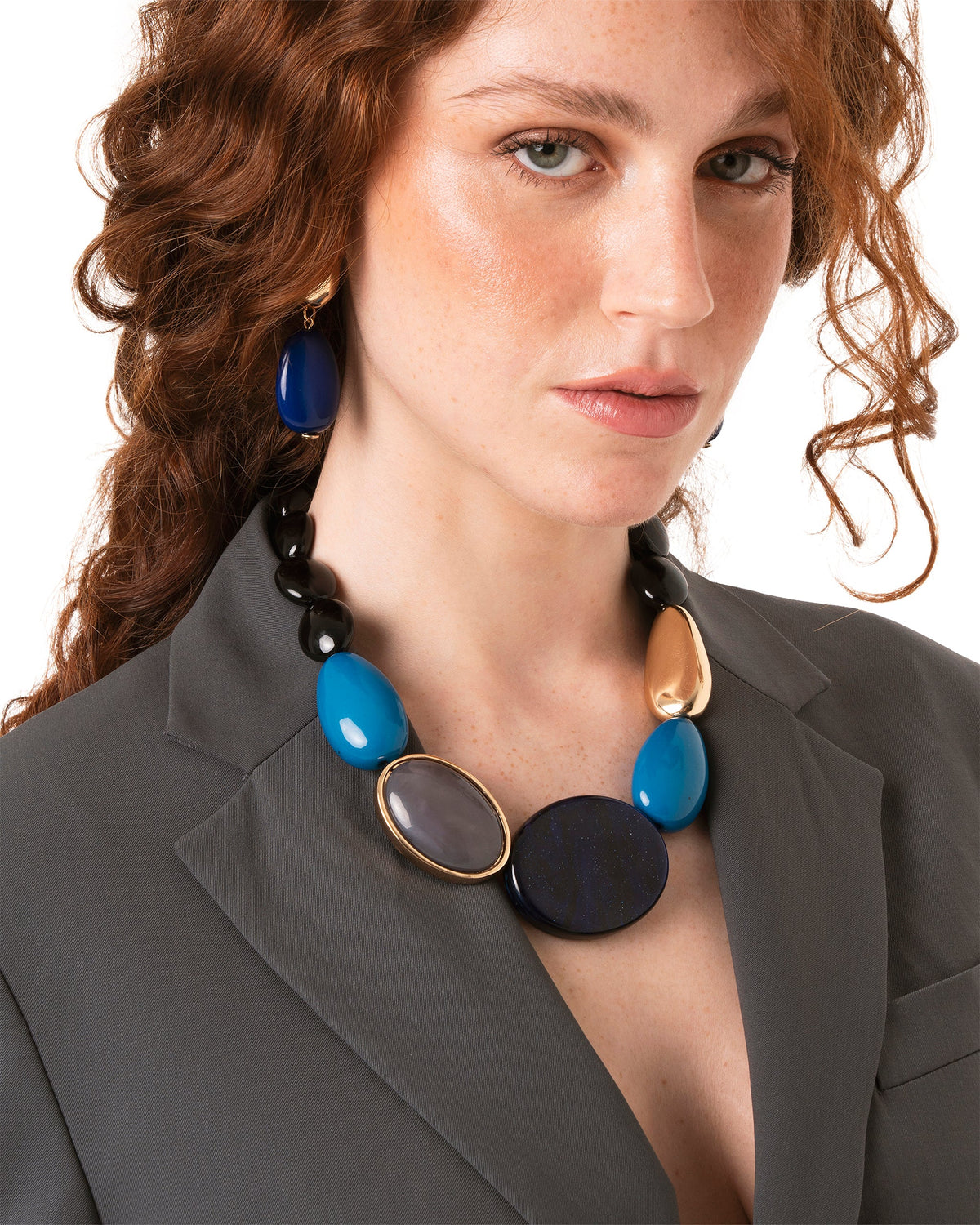 Collana girocollo con pietre in resina nere ed inserti in acrilico tono blu e grigio - Mya Accessories