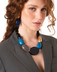 Collana girocollo con pietre in resina nere ed inserti in acrilico tono blu e grigio