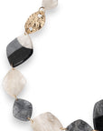 Collana lunga con pietre in acrilico a rombo tono bianco e nero