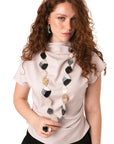 Collana lunga con pietre in acrilico a rombo tono bianco e nero