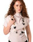 Collana lunga con pietre in acrilico a rombo tono bianco e nero