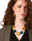 Collana girocollo a catena con pietre in acrilico tono marrone, ocra e azzurro - Mya Accessories