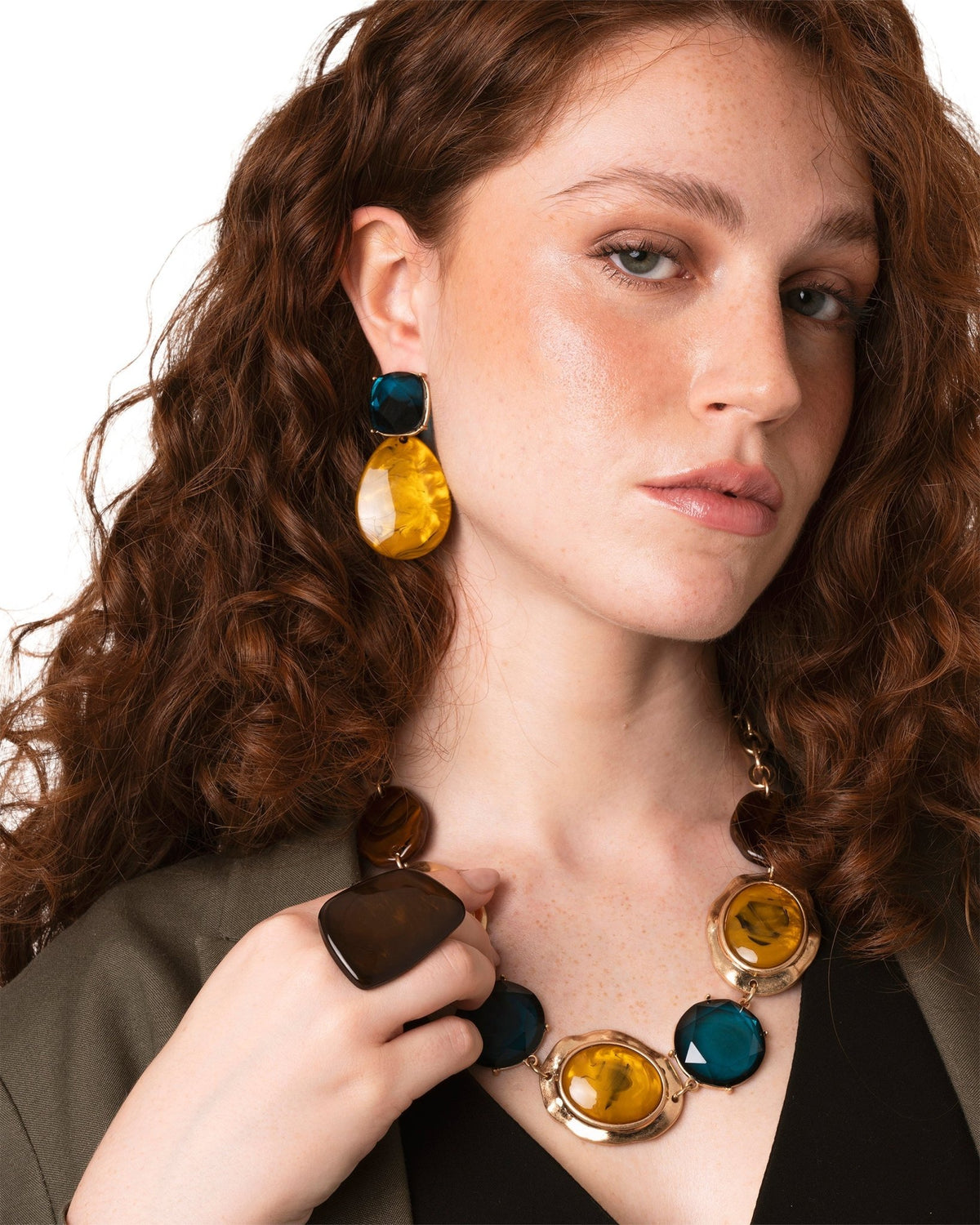 Collana girocollo a catena con pietre in acrilico tono marrone, ocra e azzurro - Mya Accessories