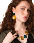 Collana girocollo a catena con pietre in acrilico tono marrone, ocra e azzurro - Mya Accessories