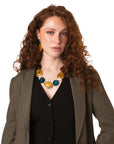Collana girocollo a catena con pietre in acrilico tono marrone, ocra e azzurro - Mya Accessories