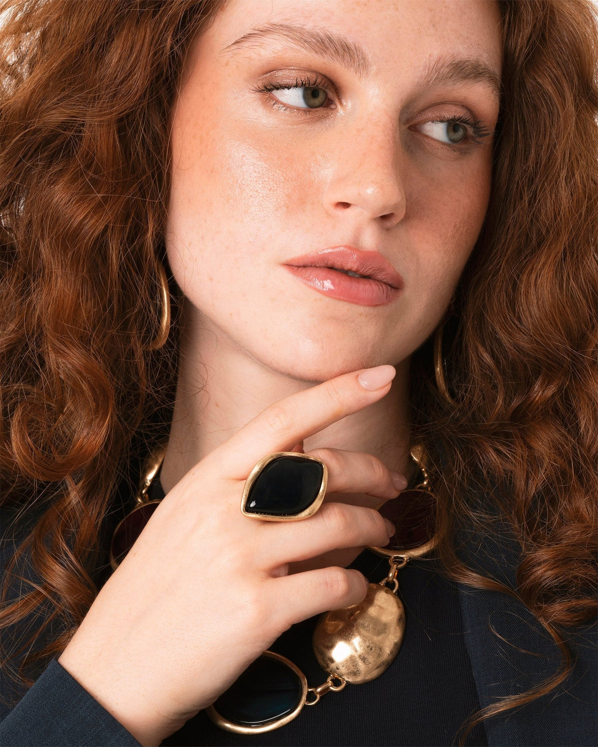 Anello in metallo elastico con pietra in acrilico blu scuro - Mya Accessories