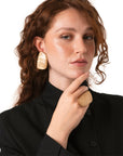 Anello regolabile in acciaio con pietra geometrica in acrilico beige - Mya Accessories