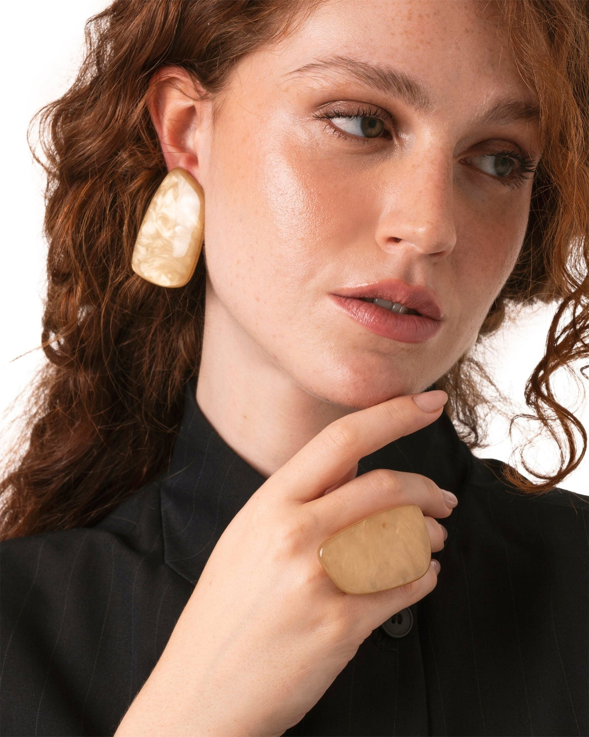 Anello regolabile in acciaio con pietra geometrica in acrilico beige - Mya Accessories