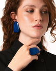 Anello regolabile in acciaio con pietra geometrica in acrilico blu - Mya Accessories