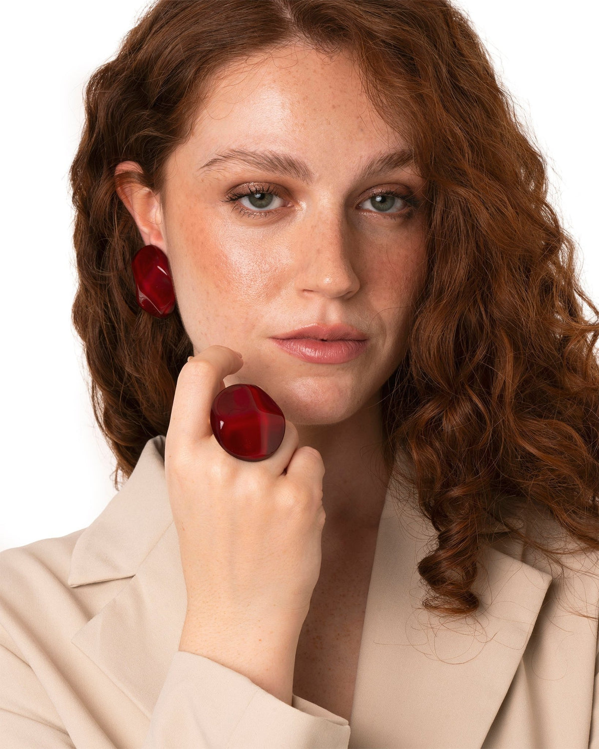 Anello elastico in metallo con pietra circolare in acrilico effetto marmo rossa - Mya Accessories