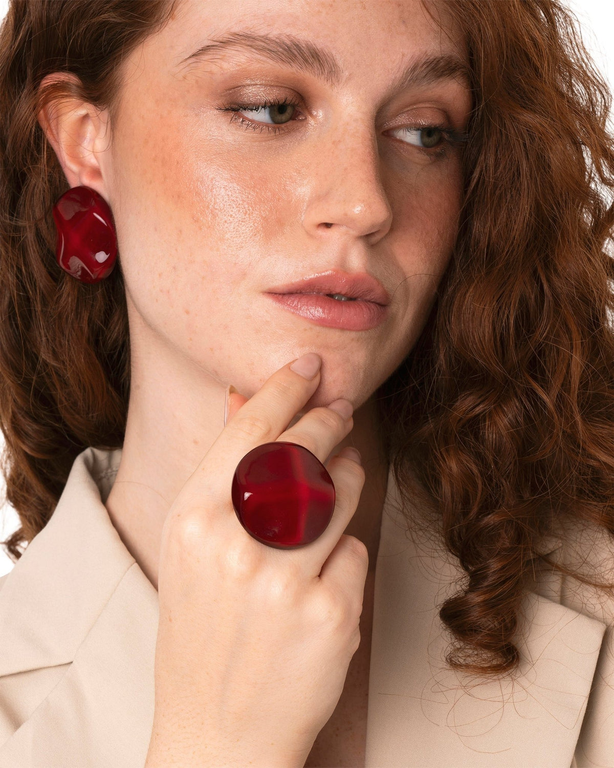 Anello elastico in metallo con pietra circolare in acrilico effetto marmo rossa - Mya Accessories