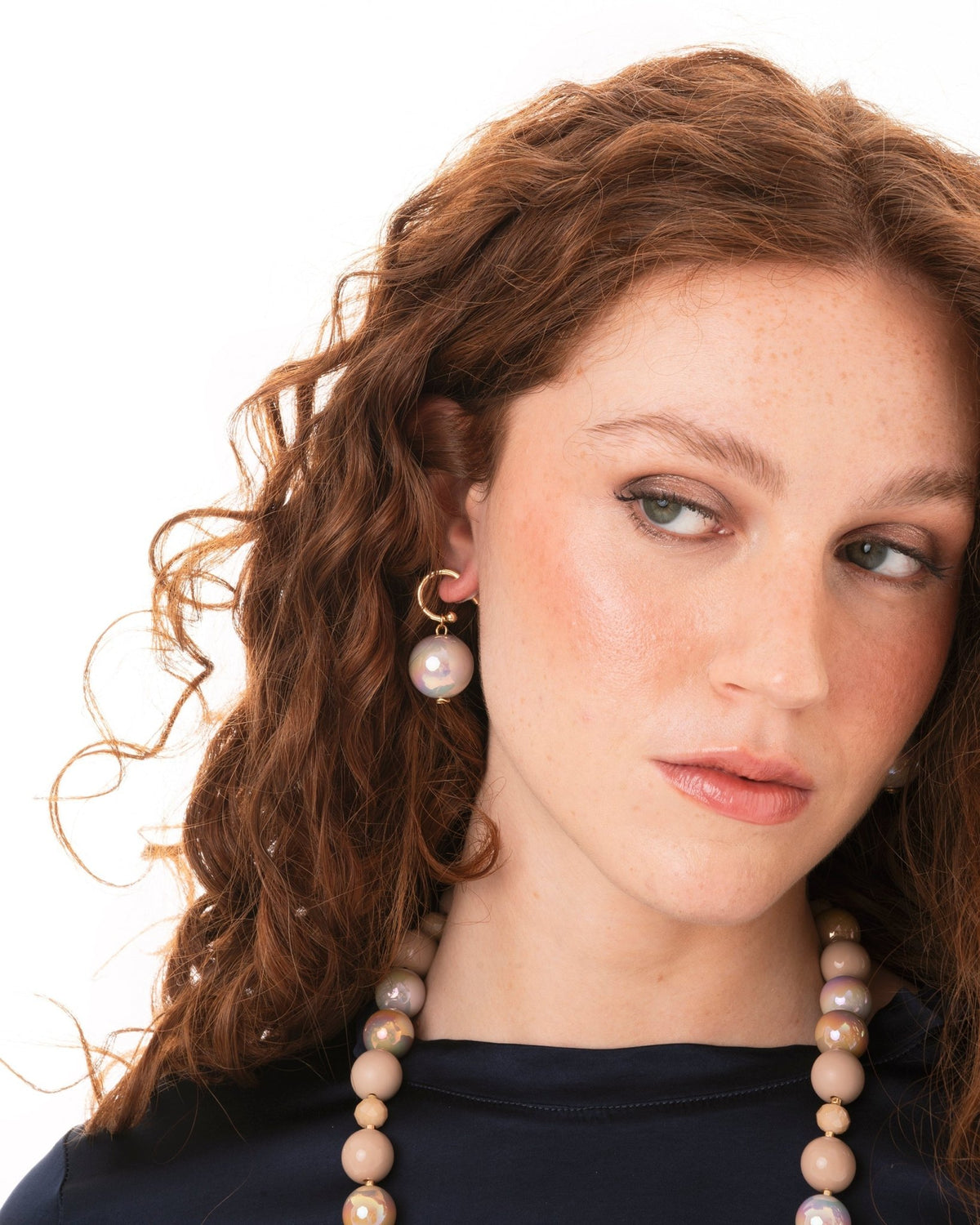 Orecchini con cerchietto in metallo e sfera in acrilico grigia - Mya Accessories