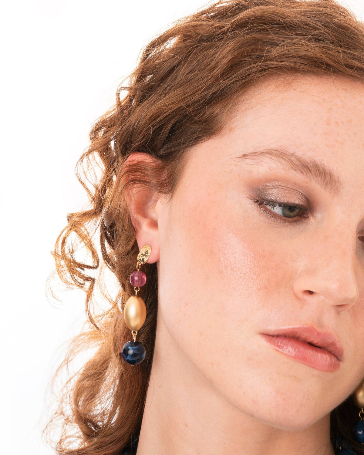 Orecchini pendenti in metallo con pietre in acrilico blu e viola - Mya Accessories