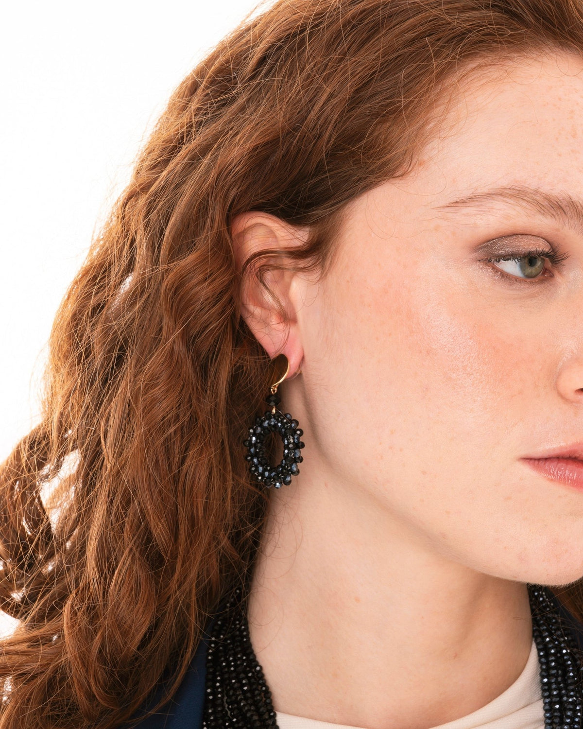 Orecchini pendenti in metallo base circolare con pietre in vetro nere e blu - Mya Accessories