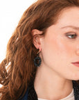 Orecchini pendenti in metallo base circolare con pietre in vetro nere e blu - Mya Accessories