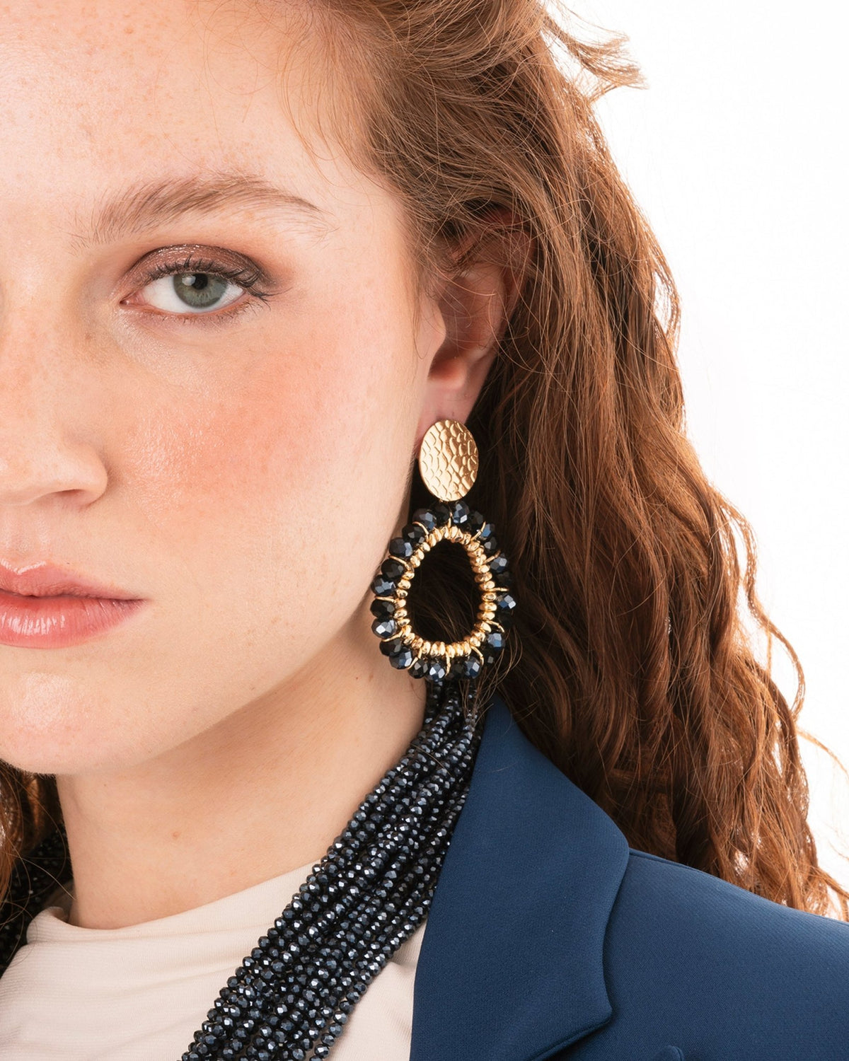 Orecchini pendenti in metallo base circolare con pietre in vetro nere e blu - Mya Accessories