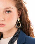 Orecchini pendenti in metallo base circolare con pietre in vetro nere e blu - Mya Accessories
