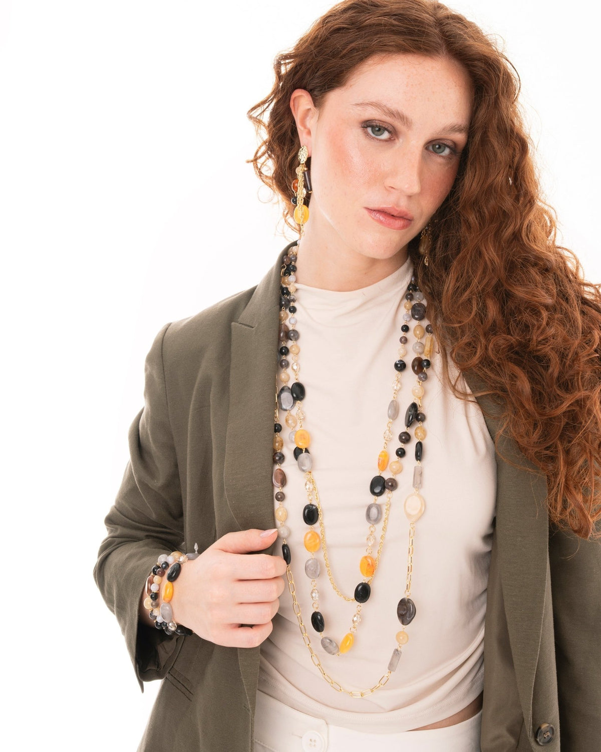 Orecchini pendenti con fili in metallo, mix di pietre vetro ed acrilico tono nero e giallo - Mya Accessories