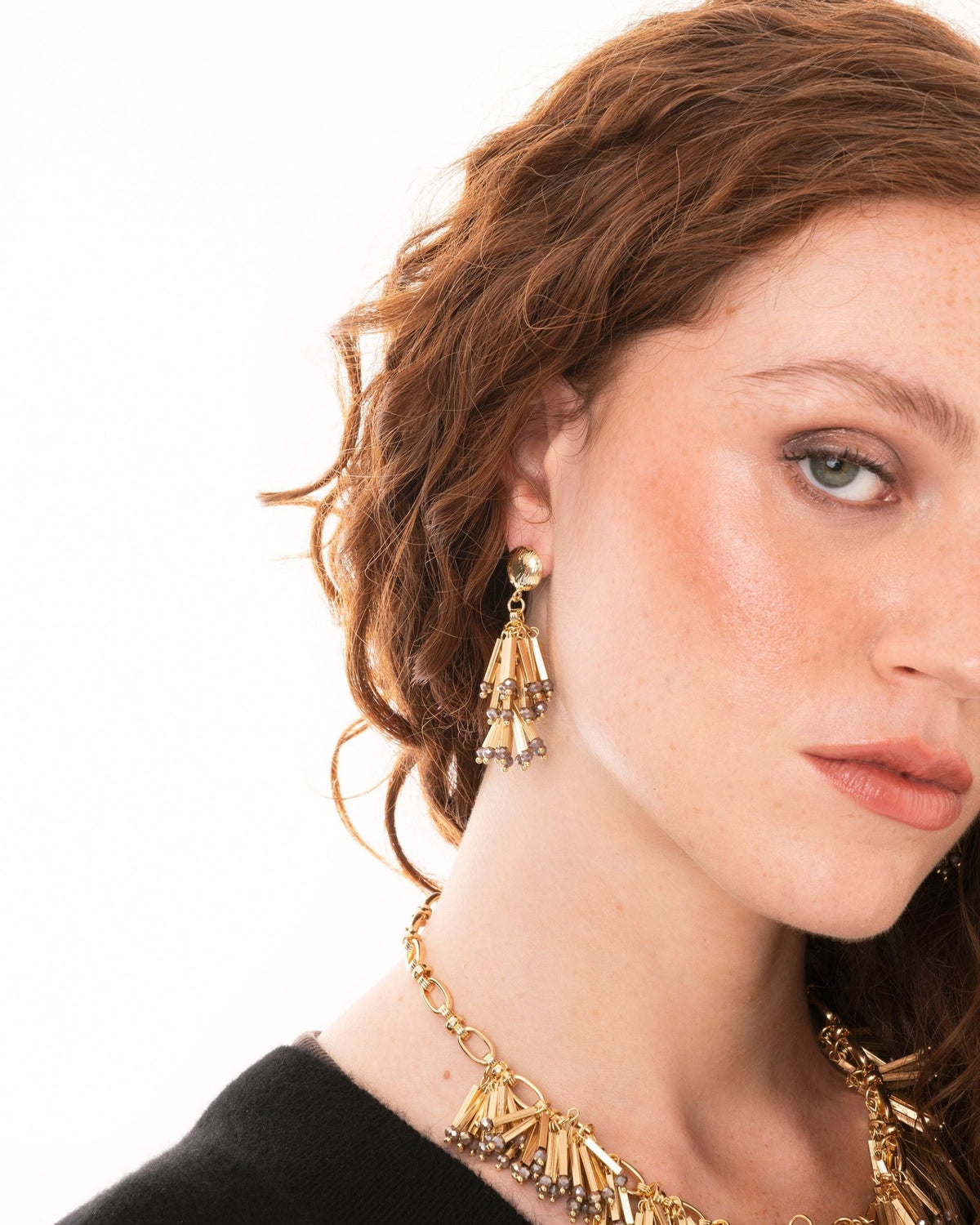 Orecchini pendenti con frange in metallo e pietre in vetro grigie - Mya Accessories