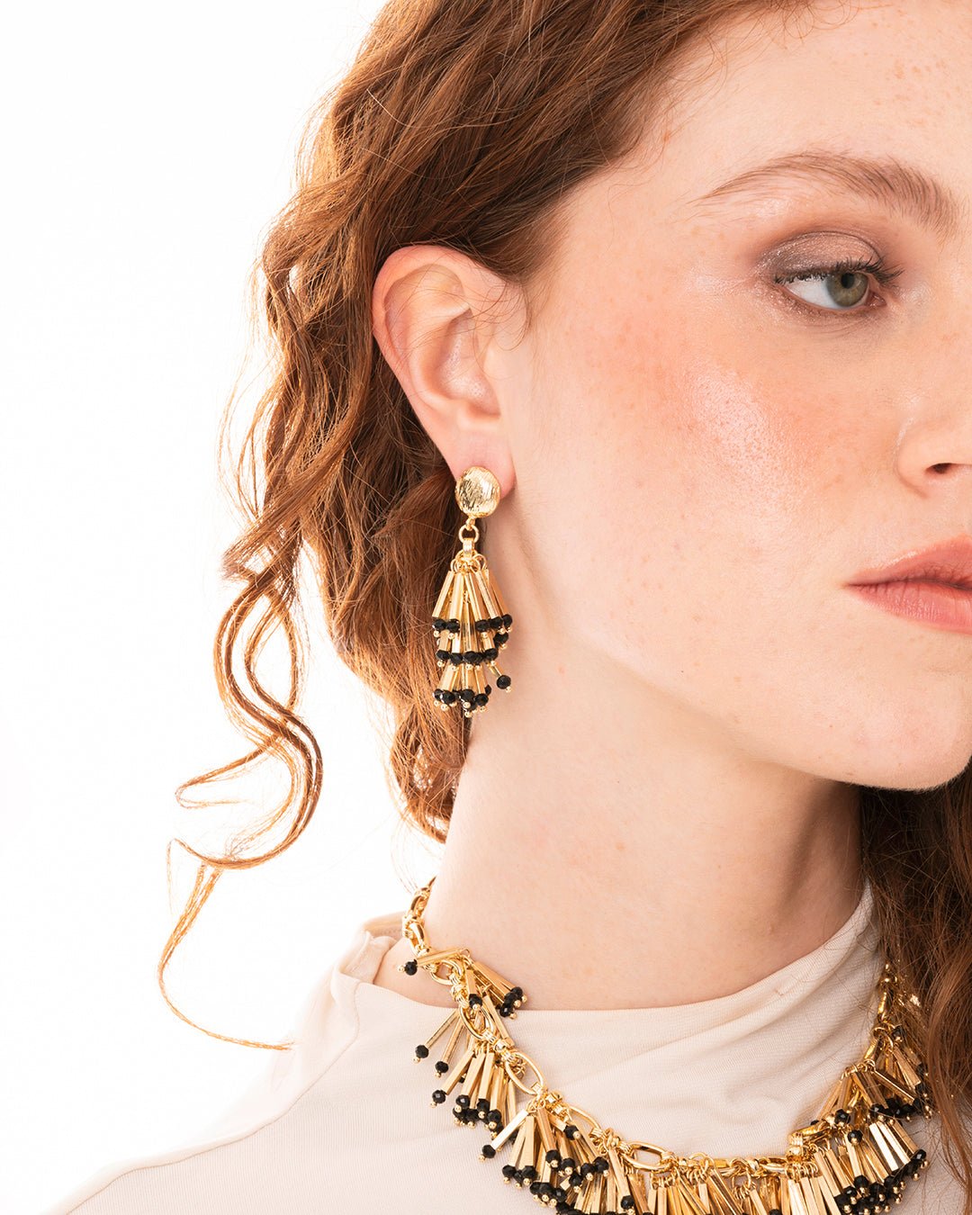 Orecchini pendenti con frange in metallo e pietre in vetro nere - Mya Accessories