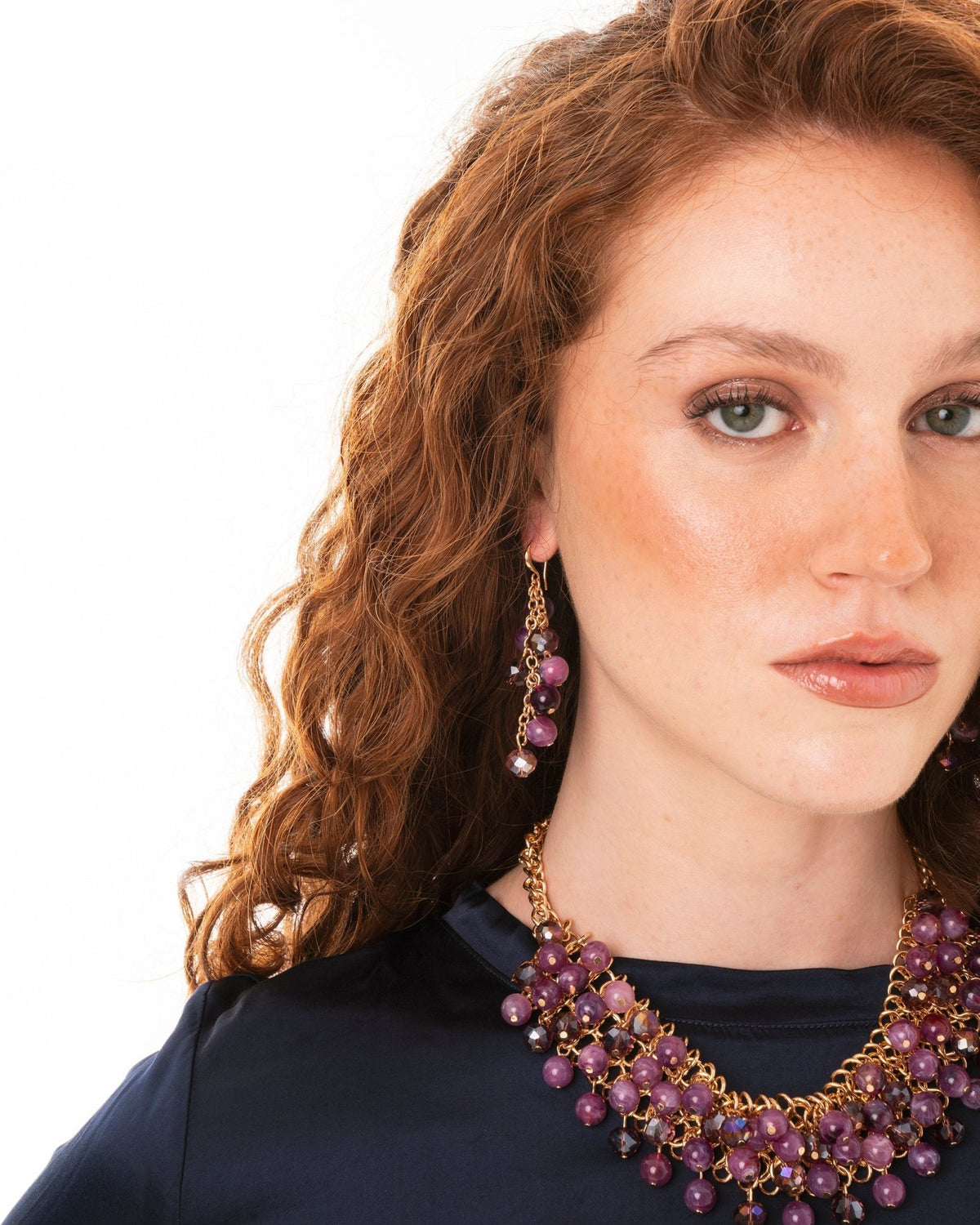 Orecchini pendenti con sfere in acrilico e vetro tono viola - Mya Accessories