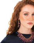 Orecchini pendenti con sfere in acrilico e vetro tono viola - Mya Accessories
