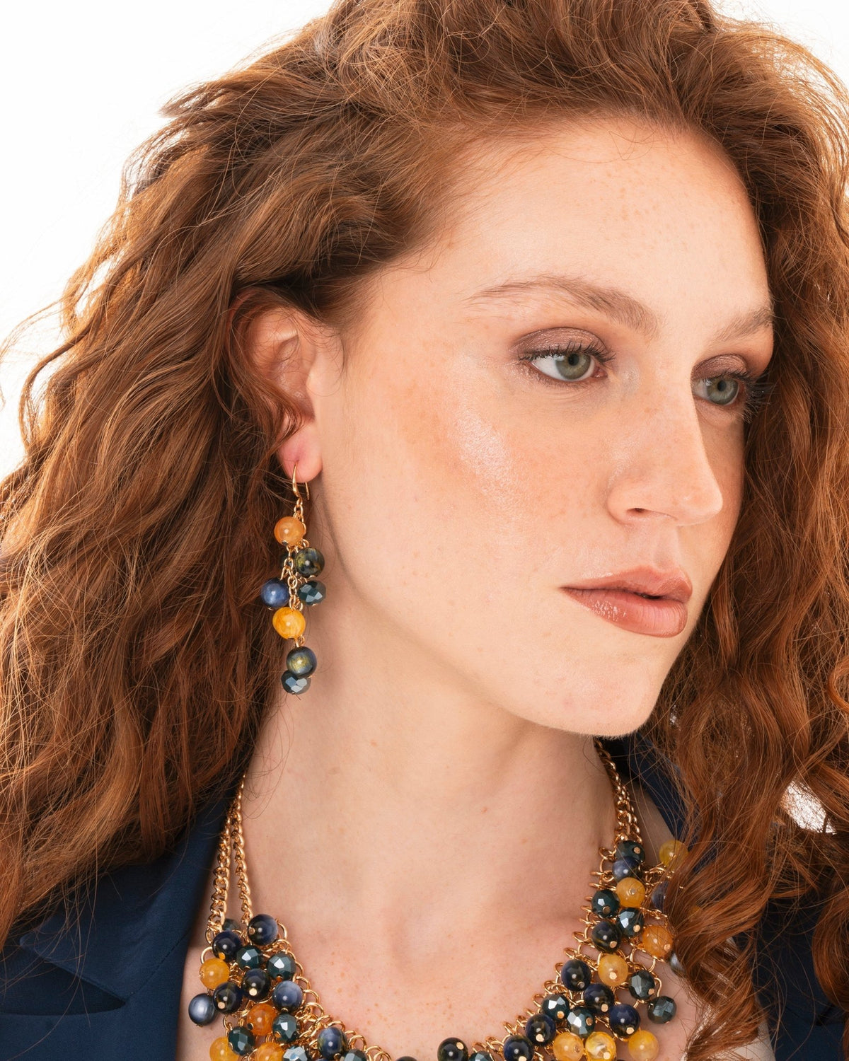 Orecchini pendenti con sfere in acrilico e vetro giallo e blu - Mya Accessories