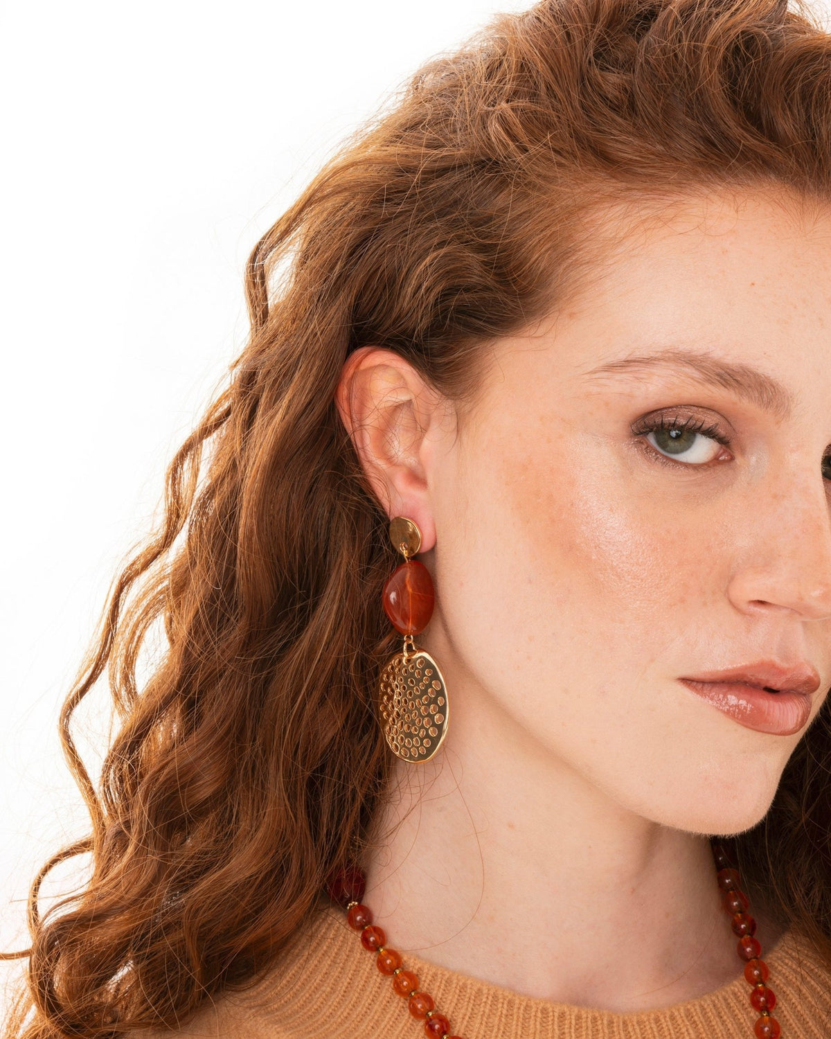 Orecchini pendenti in metallo con pietra in acrilico arancio - Mya Accessories